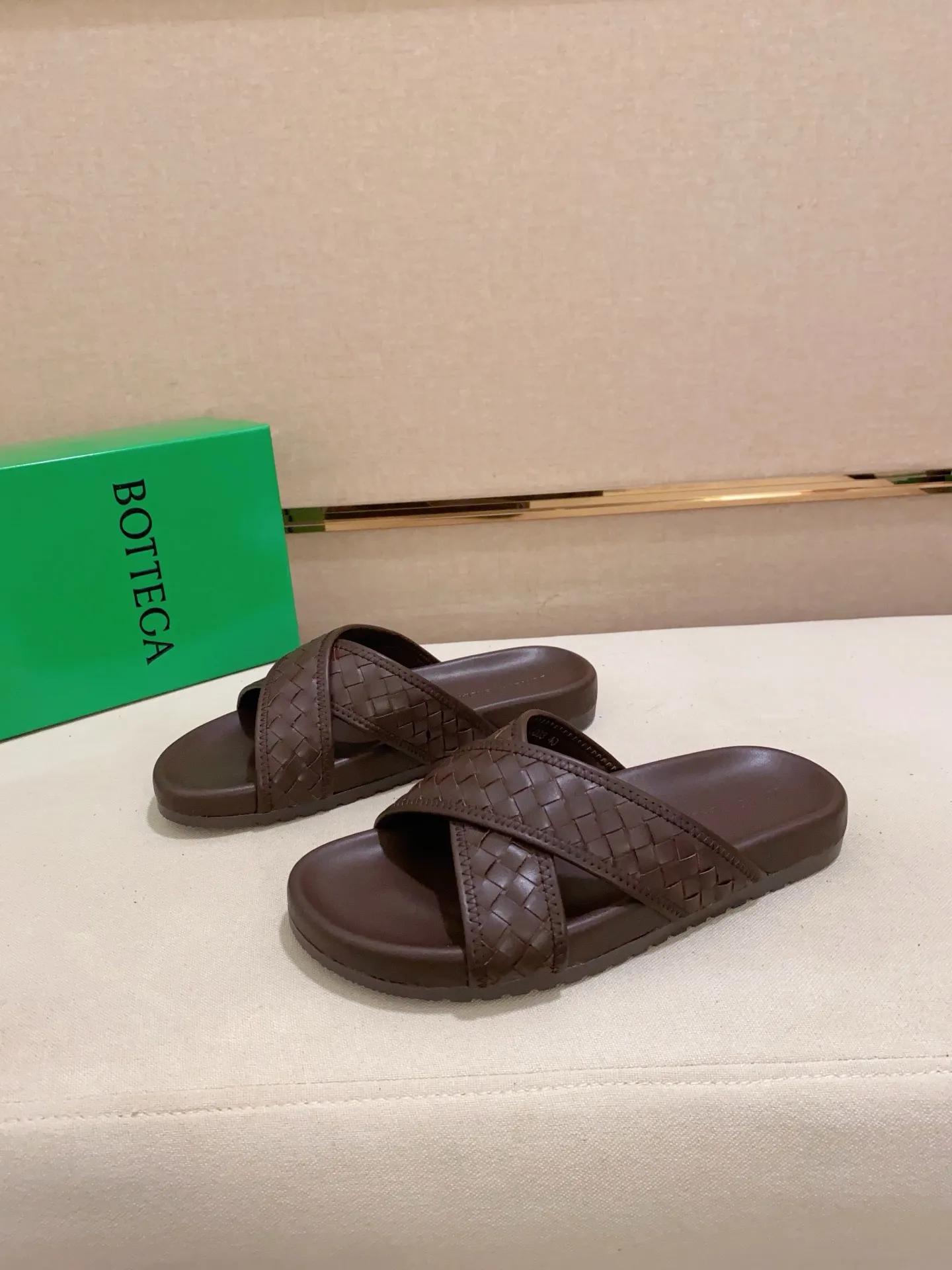 Men's shoes 💰: 320💰[BV~Bottega Veneta] Trendy new slippers are on the market. Same style as the official website. Counter quality [strong][strong][strong] Selected cow patent leather weaving. High-end atmosphere. Very cost-effective. Original wear-resistant rubber outsole. Fine workmanship. The upper layer of materials is used. The quality is visible. Shoe size 38-45.